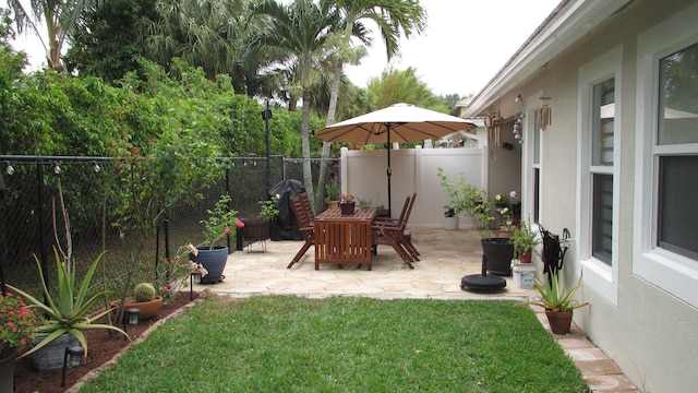 view of yard with a patio area