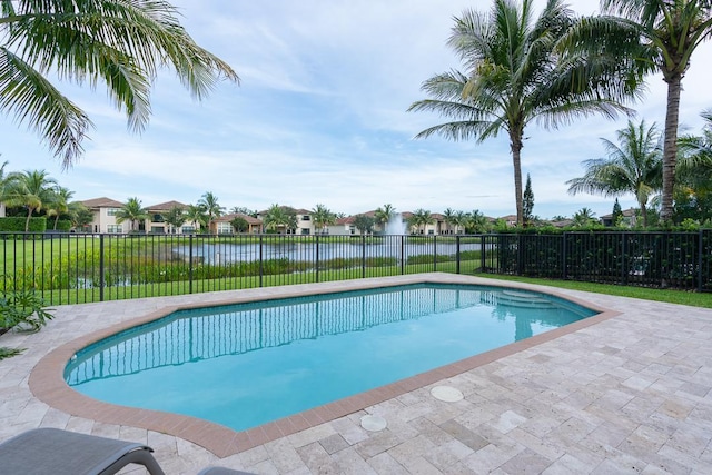 view of swimming pool featuring a yard