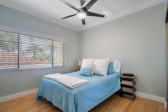 living room featuring crown molding and ceiling fan