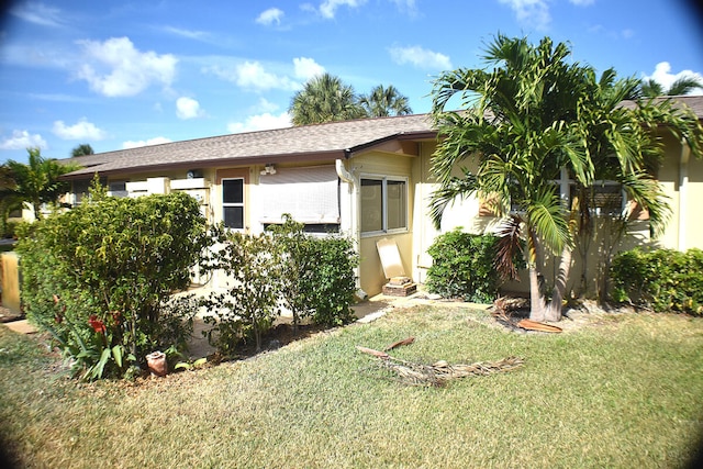 view of front facade featuring a front lawn