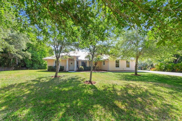 view of front of house featuring a front lawn