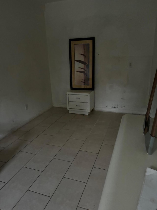 empty room featuring light tile patterned floors