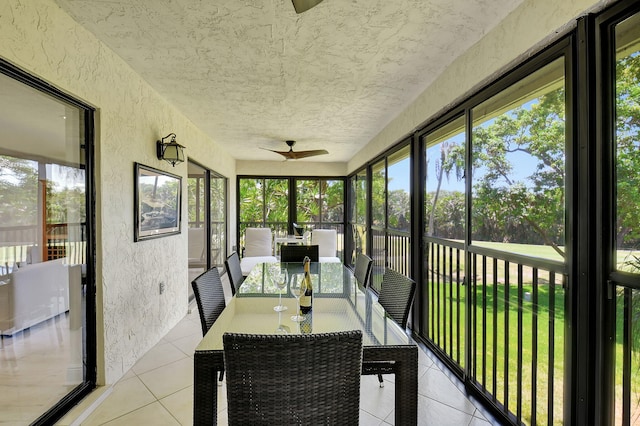 sunroom with ceiling fan