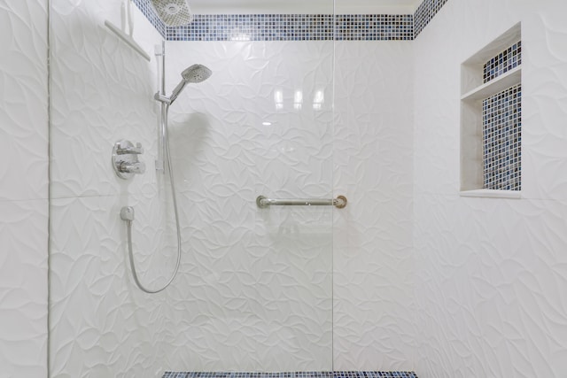 bathroom featuring tiled shower