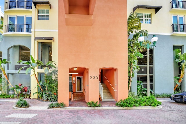 property entrance featuring a balcony