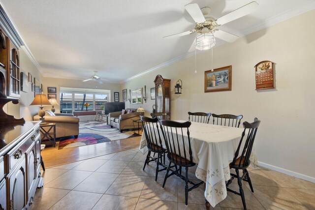 living room featuring hardwood / wood-style flooring, crown molding, and ceiling fan