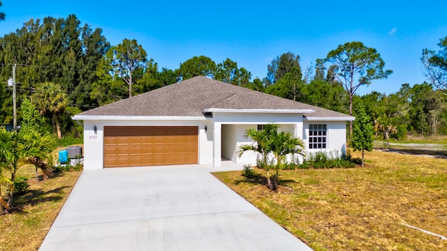 view of front facade featuring a garage and a front yard