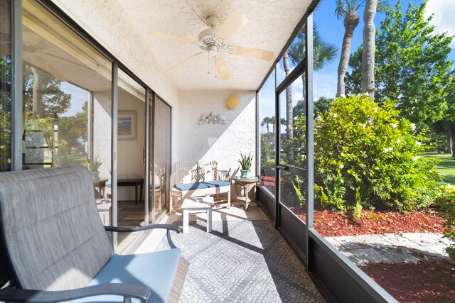 sunroom with ceiling fan