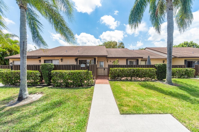 single story home featuring a front lawn