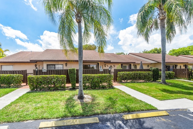 ranch-style home with a front yard