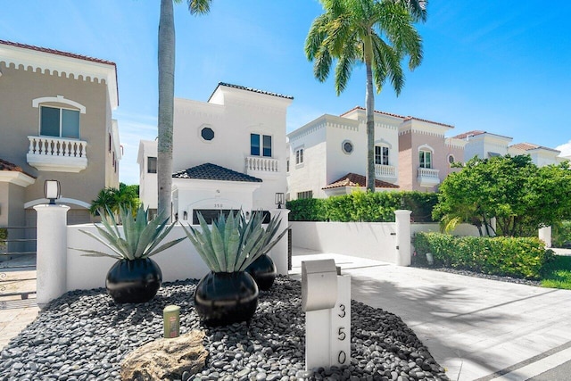 exterior space with a patio, ceiling fan, and outdoor lounge area