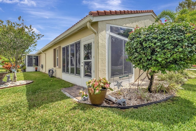 view of side of property featuring a lawn