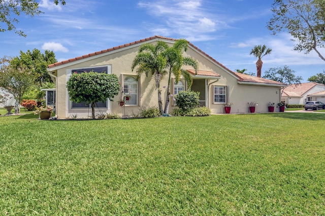 view of front of property with a front yard