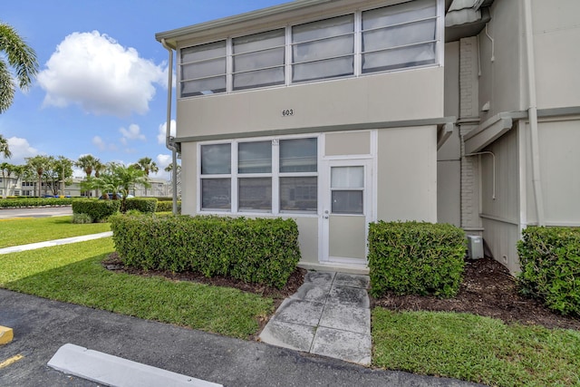 view of front of property featuring a front yard