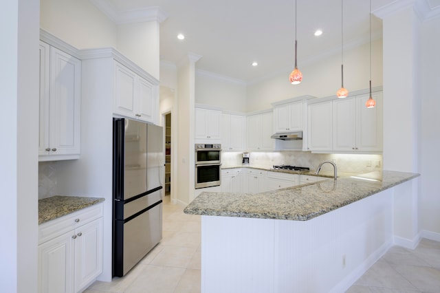 kitchen with stainless steel appliances, hanging light fixtures, backsplash, and kitchen peninsula