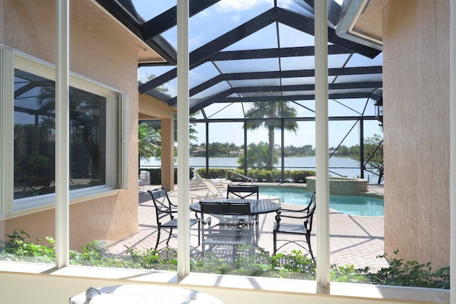 sunroom / solarium featuring vaulted ceiling