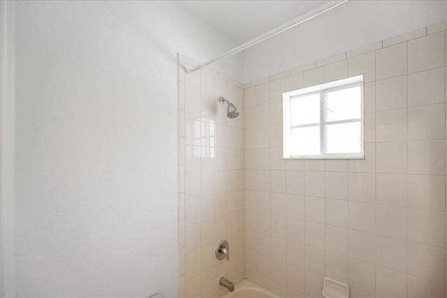 bathroom featuring tiled shower / bath combo