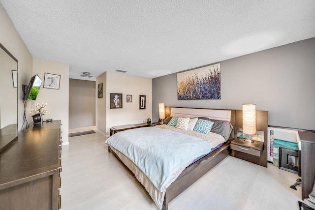 full bathroom featuring tile flooring, a textured ceiling, a notable chandelier, enclosed tub / shower combo, and toilet