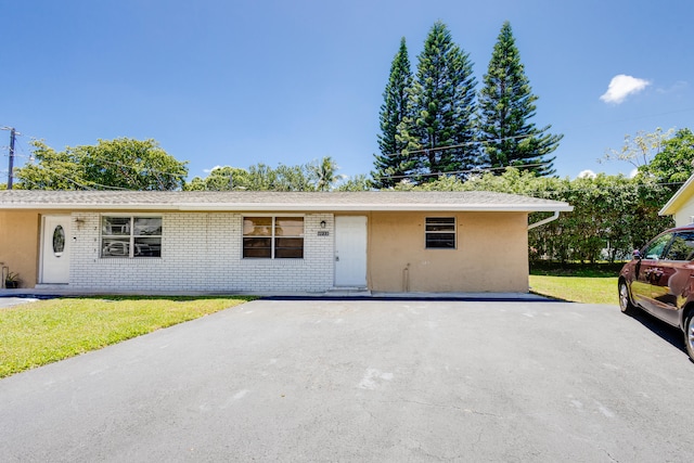 single story home with a front yard