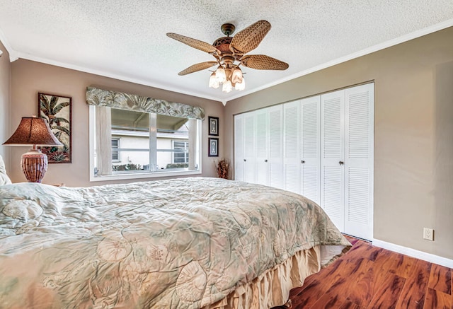 bedroom featuring crown molding, a textured ceiling, ceiling fan, and hardwood / wood-style floors