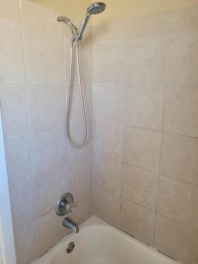 bathroom featuring tiled shower / bath