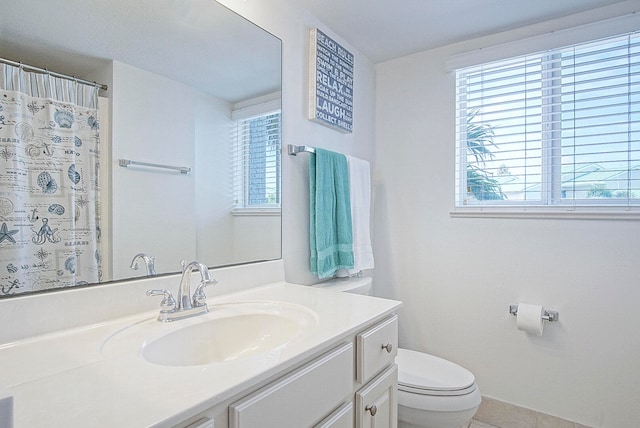 full bath featuring toilet, vanity, a shower with curtain, baseboards, and tile patterned floors