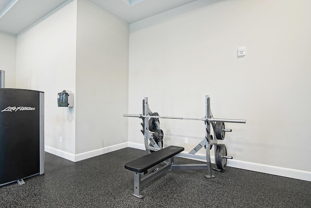 exercise area featuring baseboards