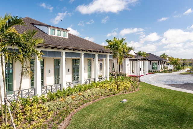 view of front of property featuring a front yard