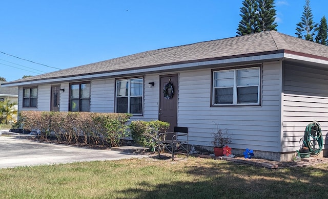 single story home featuring a front lawn