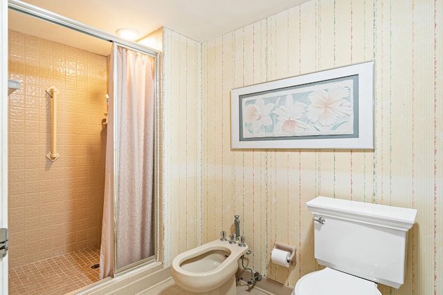 bathroom with curtained shower, toilet, and a bidet