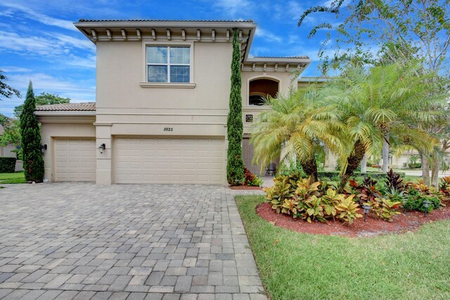 view of front facade featuring a garage