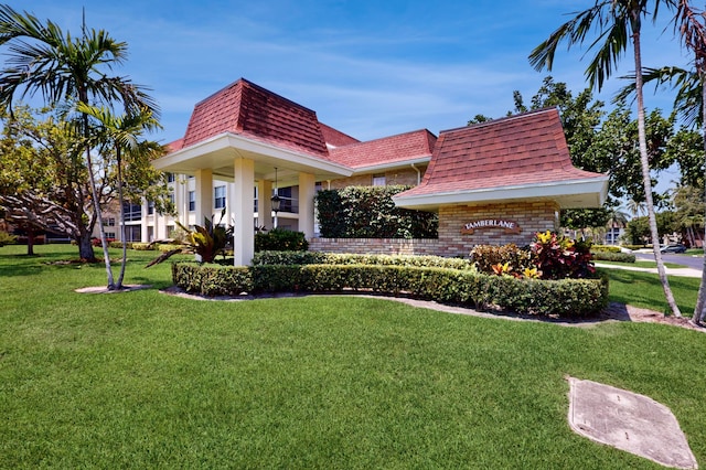 view of front of property with a front yard