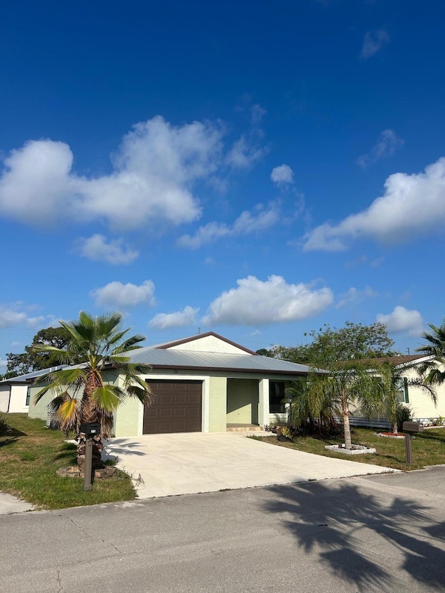 view of front facade featuring a garage