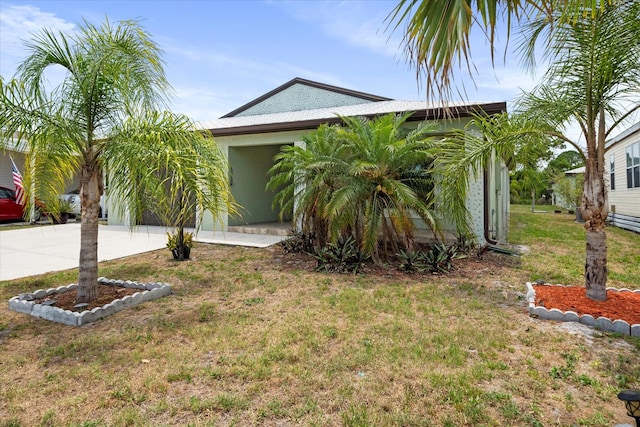 view of front of property with a front yard