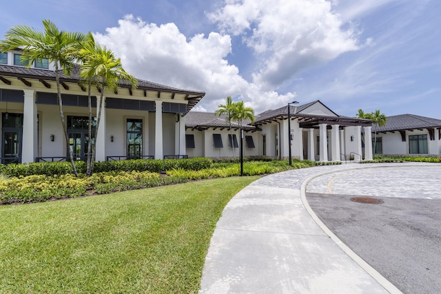 view of front facade with stucco siding and a front yard