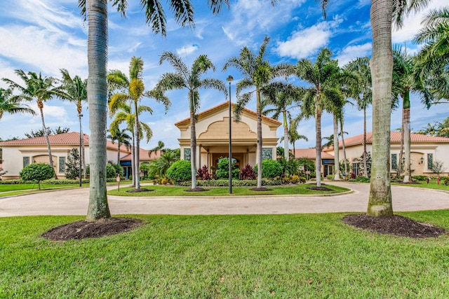 view of front of property featuring a front lawn