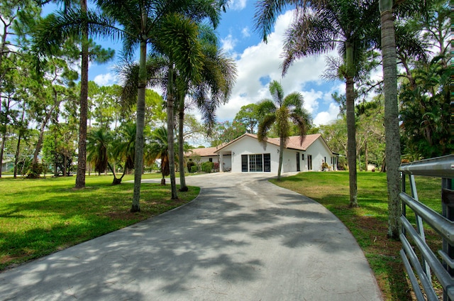 view of front facade featuring a front lawn