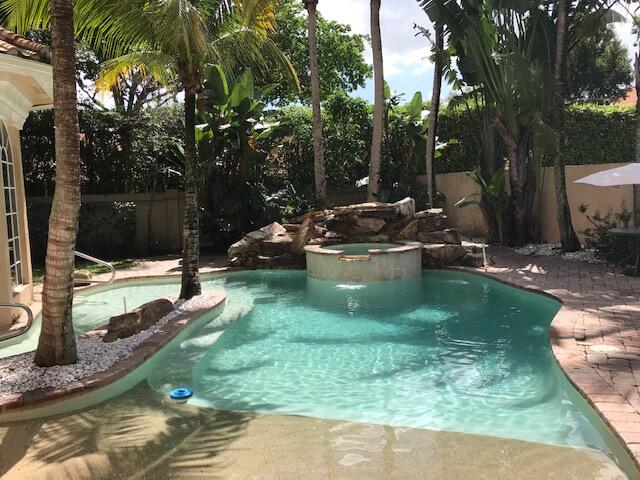 view of pool featuring an in ground hot tub