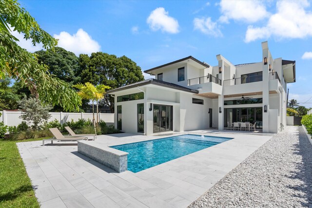 view of front of home featuring a front lawn and a garage