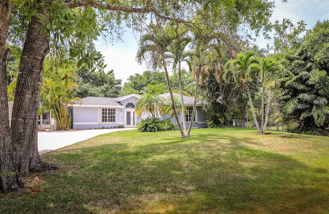 single story home with a front yard