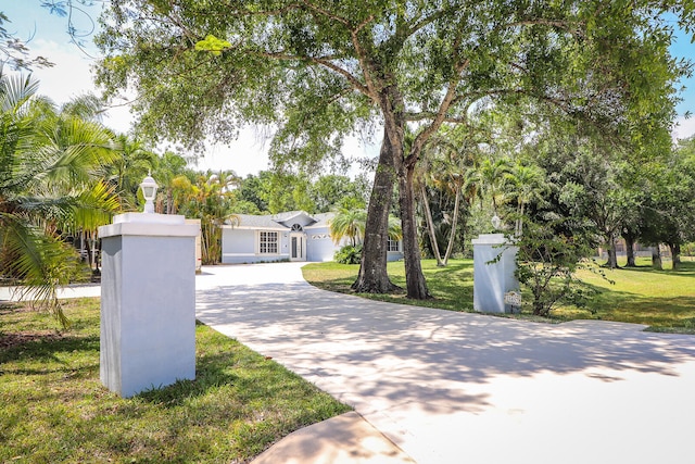 view of front of home featuring a front yard