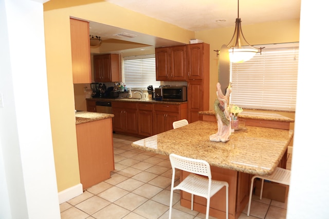 kitchen with a breakfast bar, sink, kitchen peninsula, and light tile floors