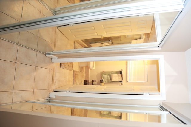 bathroom featuring tile walls