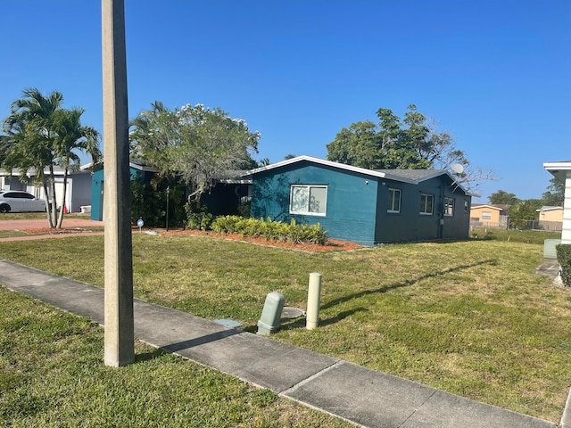 view of front facade featuring a front lawn