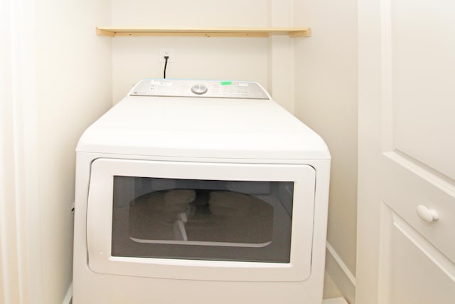 laundry area featuring washer / dryer