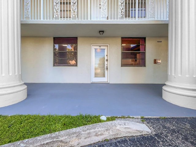 entrance to property featuring a balcony