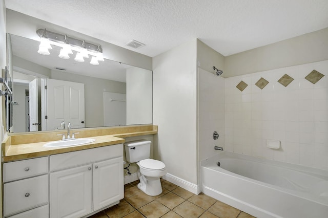 bathroom with toilet and tiled shower / bath