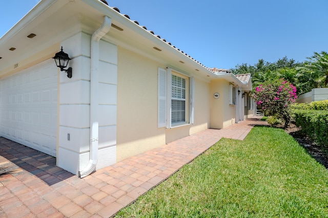 view of side of property featuring a lawn