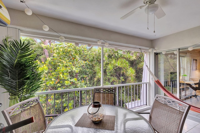 sunroom with ceiling fan