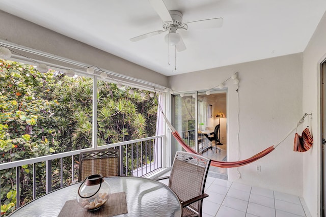 sunroom with ceiling fan